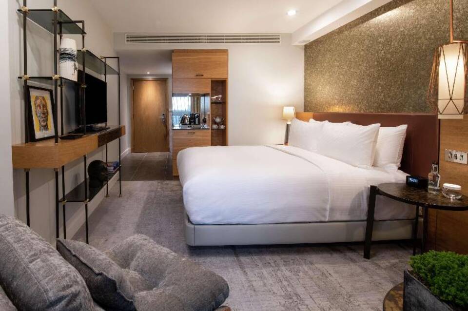 Lincoln Plaza London, Curio Collection by Hilton 3
