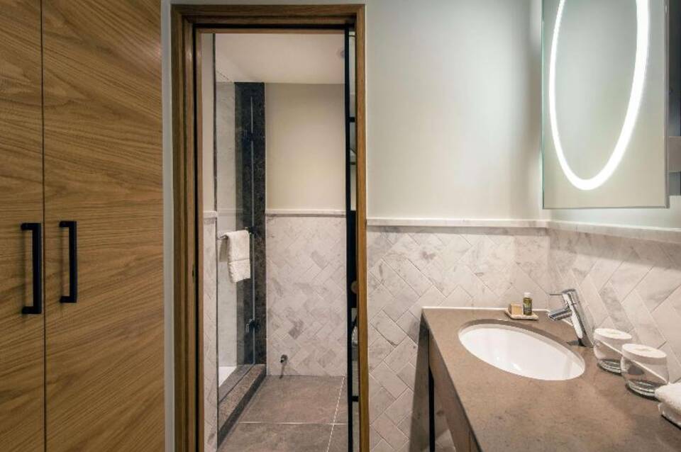 Lincoln Plaza London, Curio Collection by Hilton 4