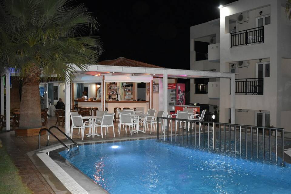 Sunshine Studios & Apartments 4