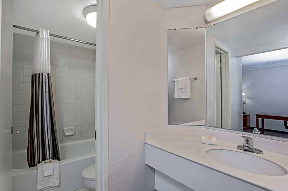 La Quinta Inn by Wyndham Stockton 4