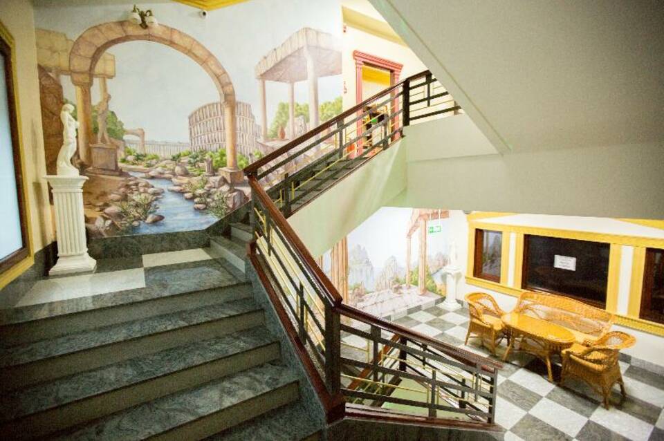 Bucharest Comfort Suites Hotel 1