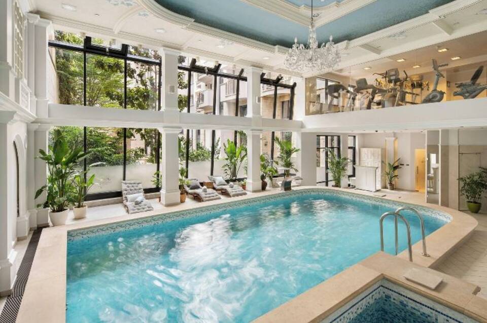 Queen's Court Hotel & Residence 1