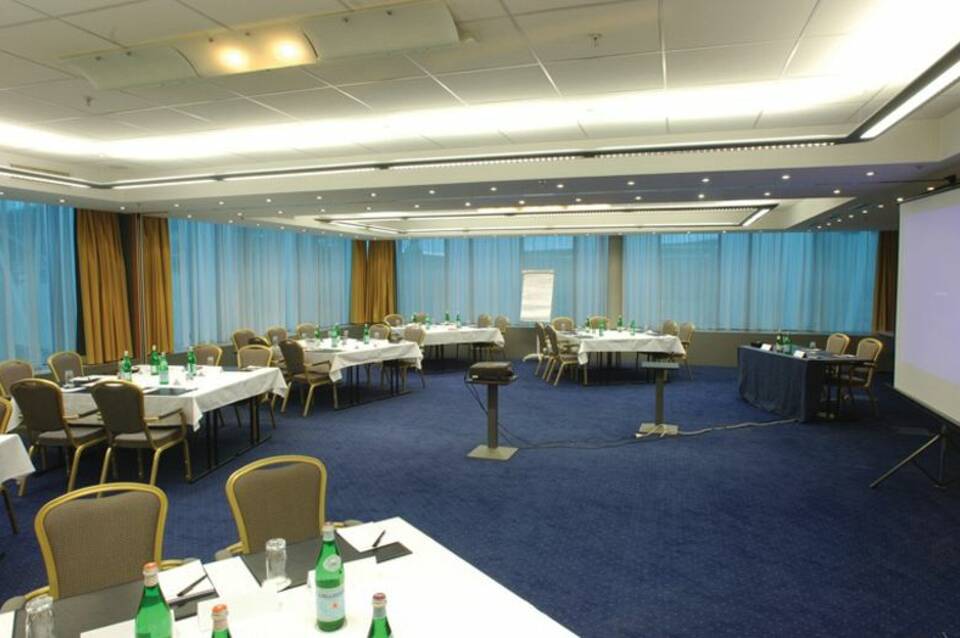 Ramada Encore by Wyndham Geneva 3