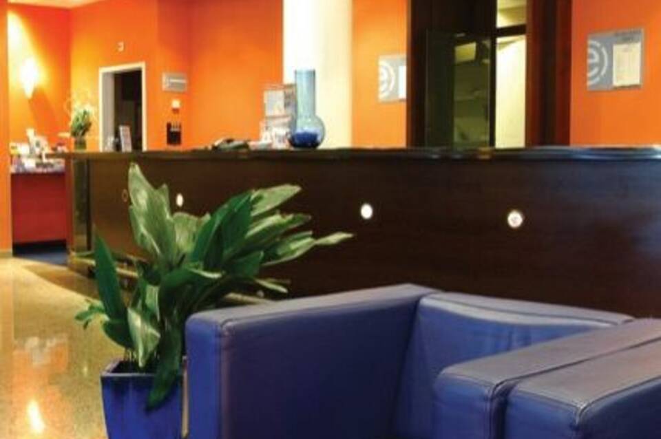 Ramada Encore by Wyndham Geneva 4