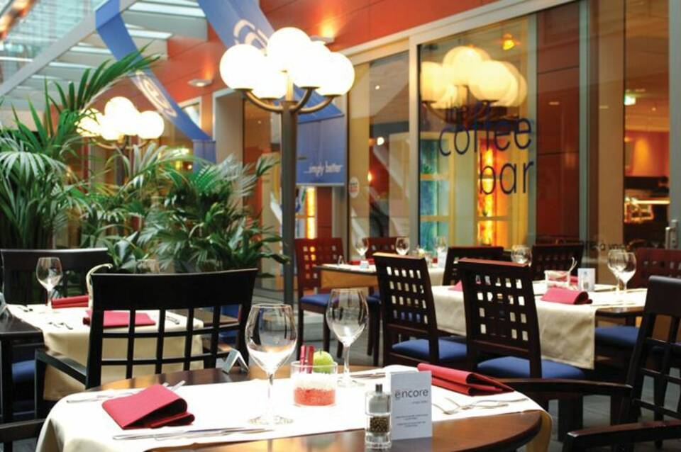 Ramada Encore by Wyndham Geneva 5