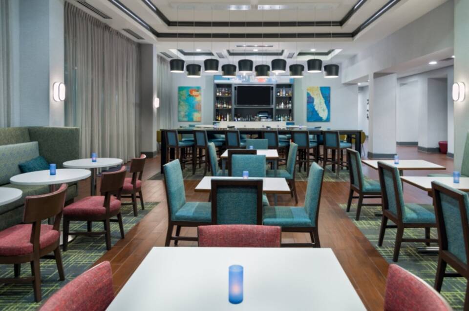 Hampton Inn & Suites Orlando Airport @ Gateway Village 2