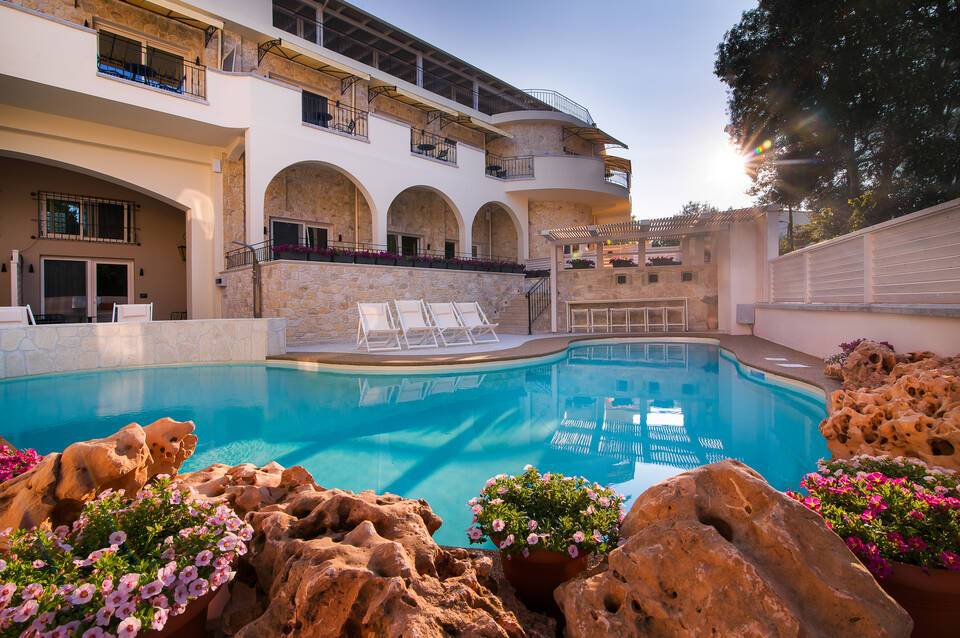 Neikos Luxury Suites 1