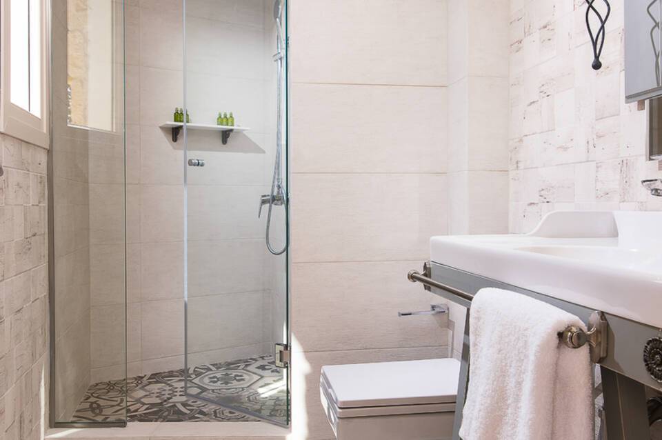 Neikos Luxury Suites 2