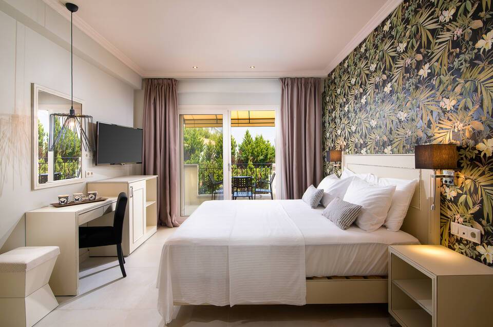 Neikos Luxury Suites 4