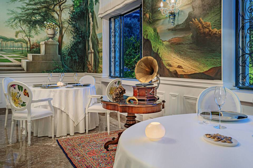 Majestic Palace Sorrento Curio Collection by Hilton 4