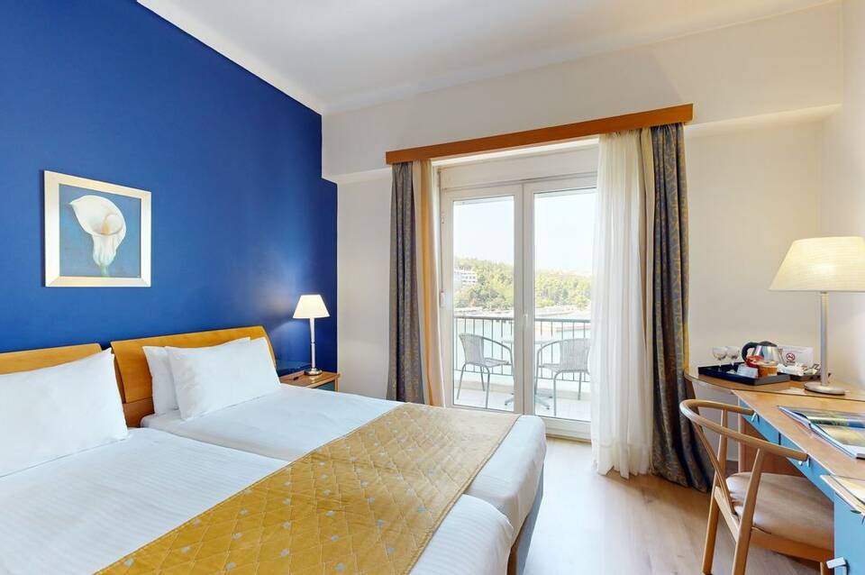 Lucy Hotel 3