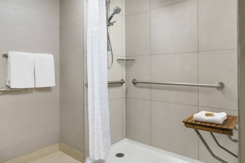 DoubleTree By Hilton Hotel Orlando Airport 4