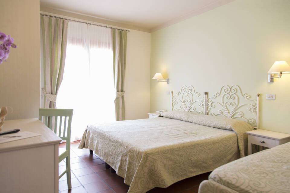Blu Hotel Laconia Village 1