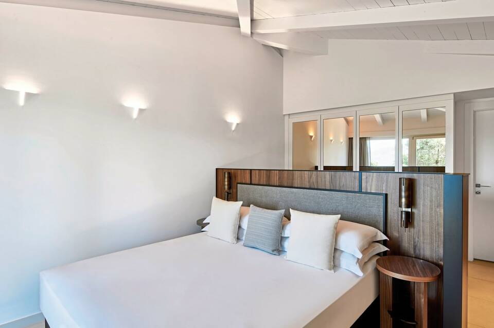 Baia di Chia Resort Sardinia, Curio Collection by Hilton 4