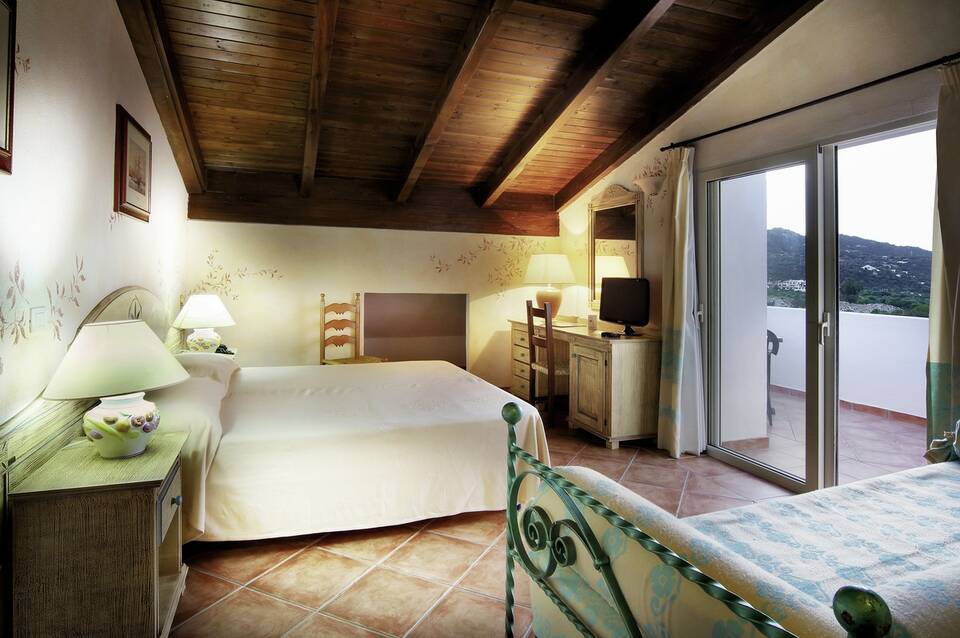 Colonna Beach Hotel & Apartments 1