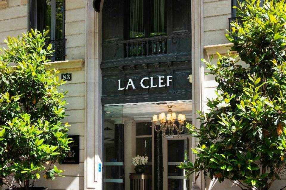 La Clef Tour Eiffel Paris by The Crest Collection 3