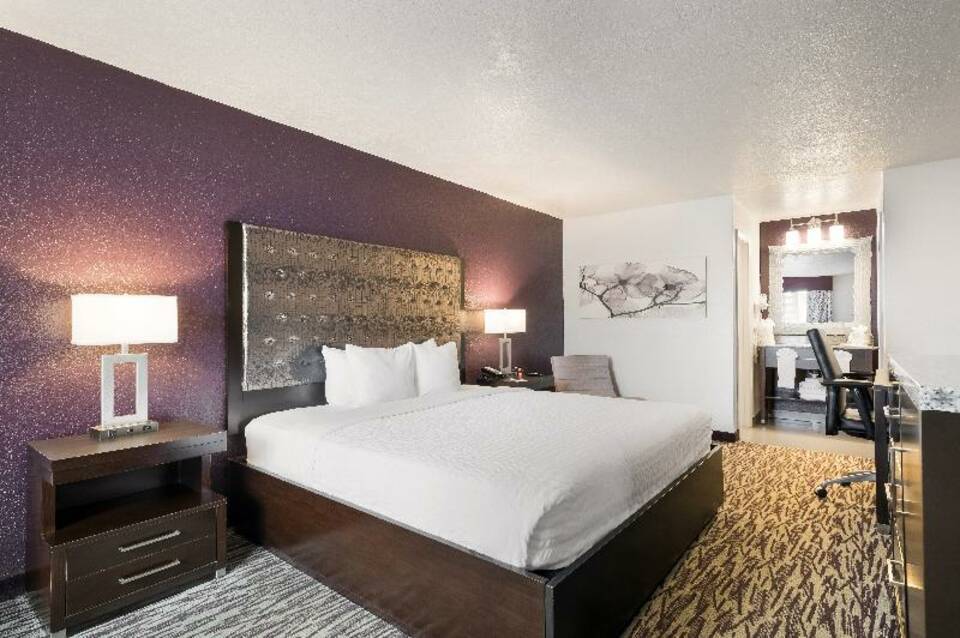 Clarion Inn & Suites Across From Universal Orlando Resort Hotel 2