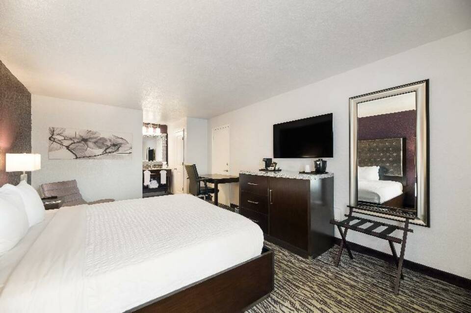 Clarion Inn & Suites Across From Universal Orlando Resort Hotel 3