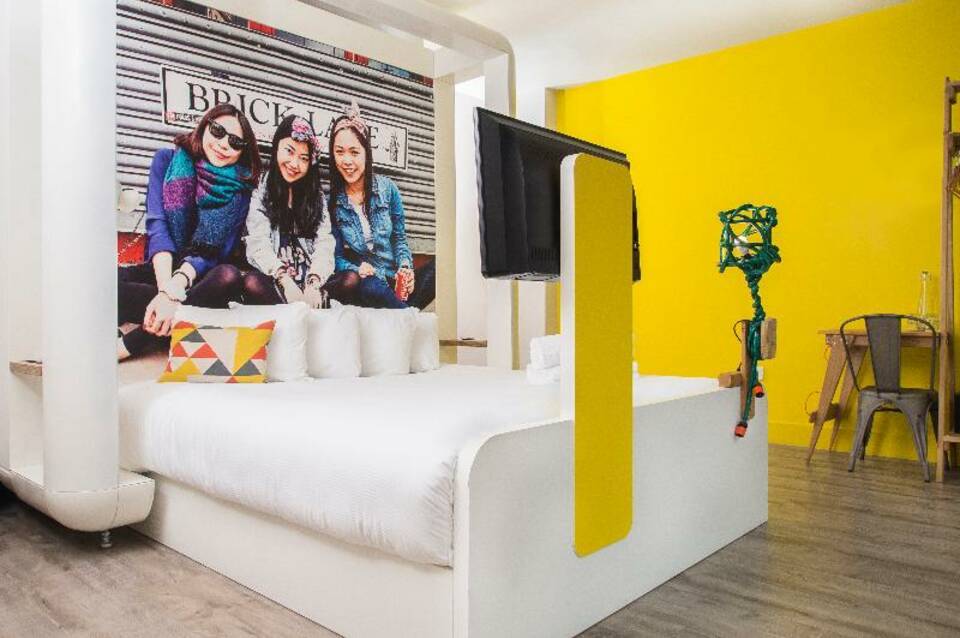 The Corner Hotel, London City 1