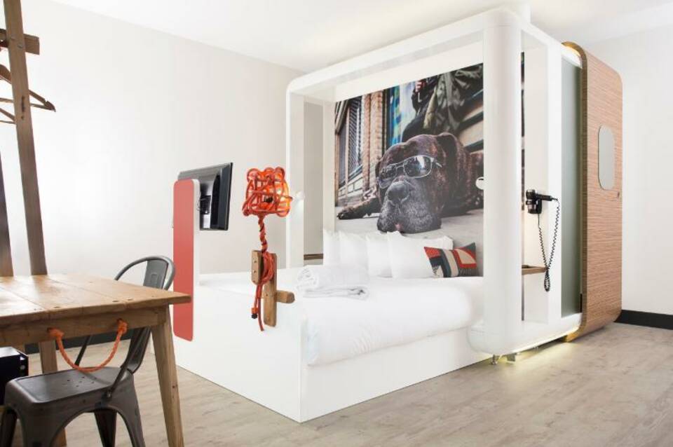 The Corner Hotel, London City 4