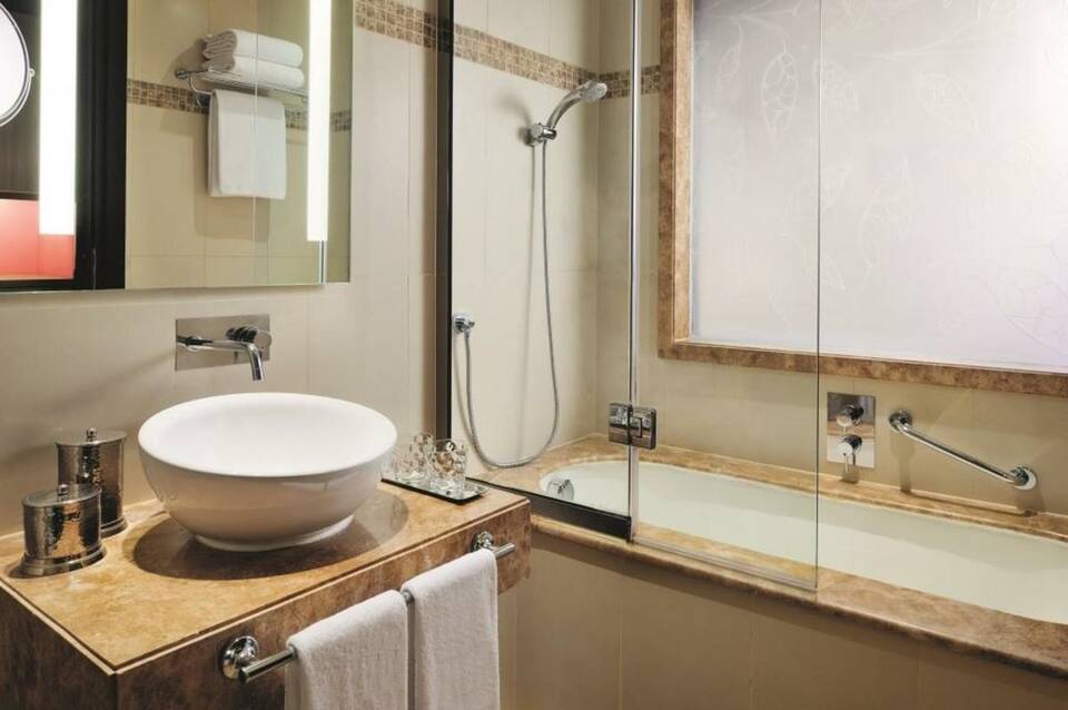 AVANI Deira Dubai Hotel 3