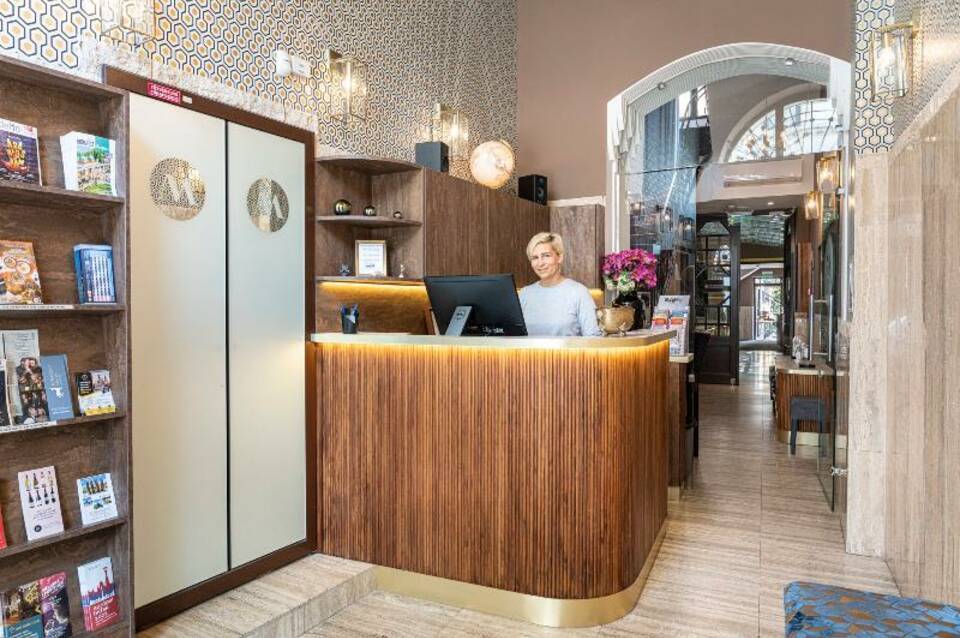 Hotel Mika Downtown 4