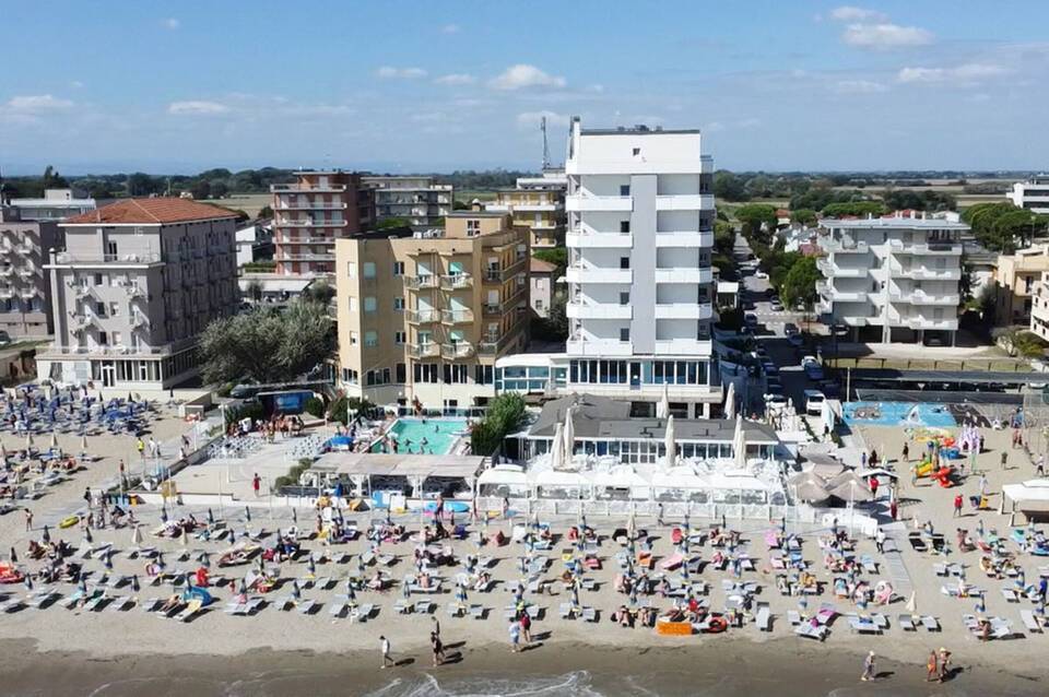 Club Hotel Bikini & Tropicana 1