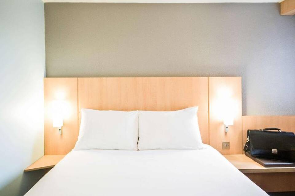 ibis London Heathrow Airport Hotel 5