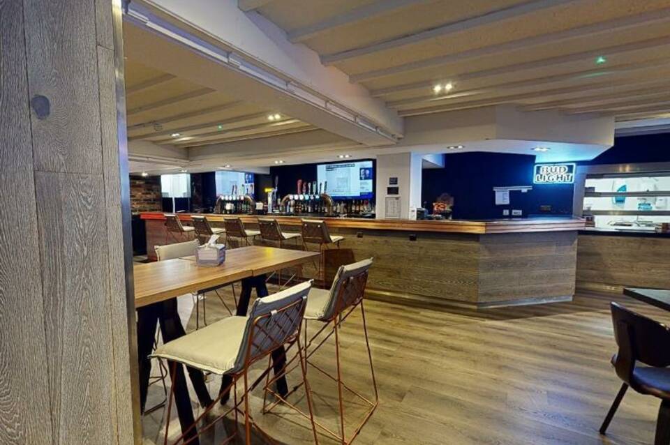 Village Hotel Hyde 2
