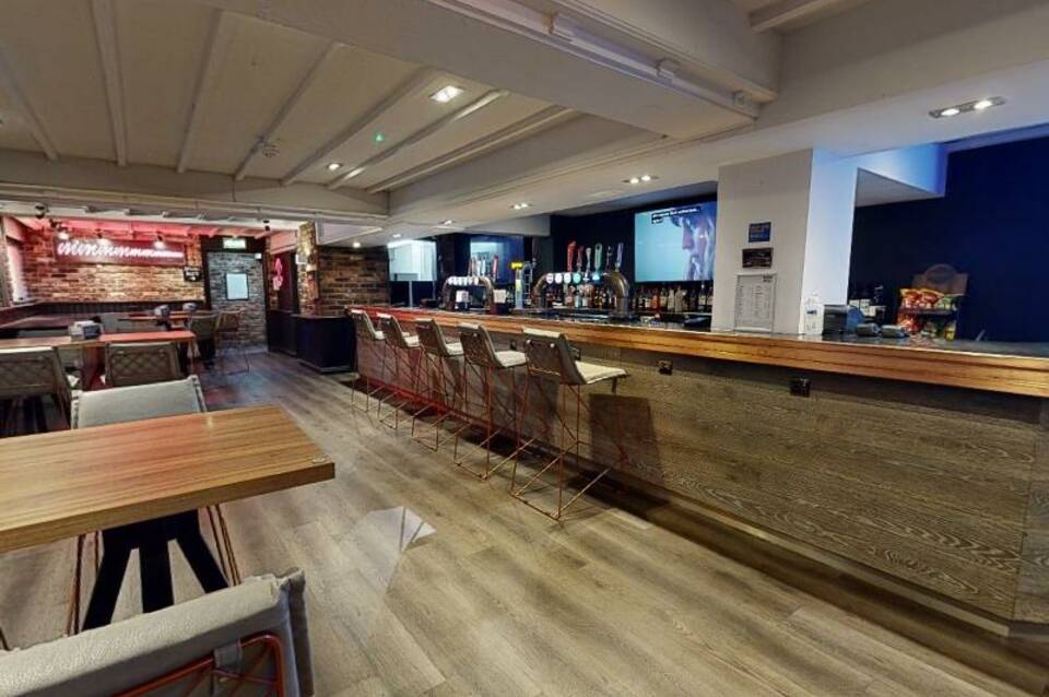 Village Hotel Hyde 4
