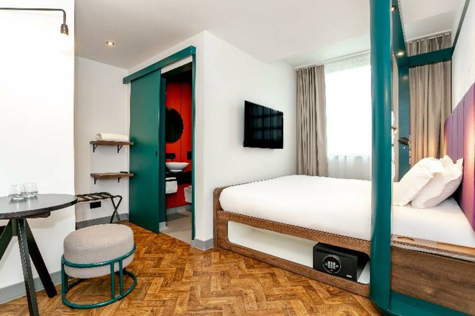 YOTEL Manchester Deansgate 1