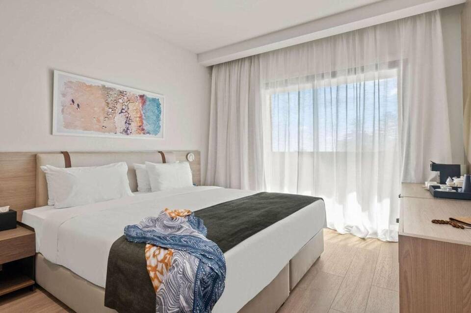 Mercure Larnaca Finikoudes Beach 1