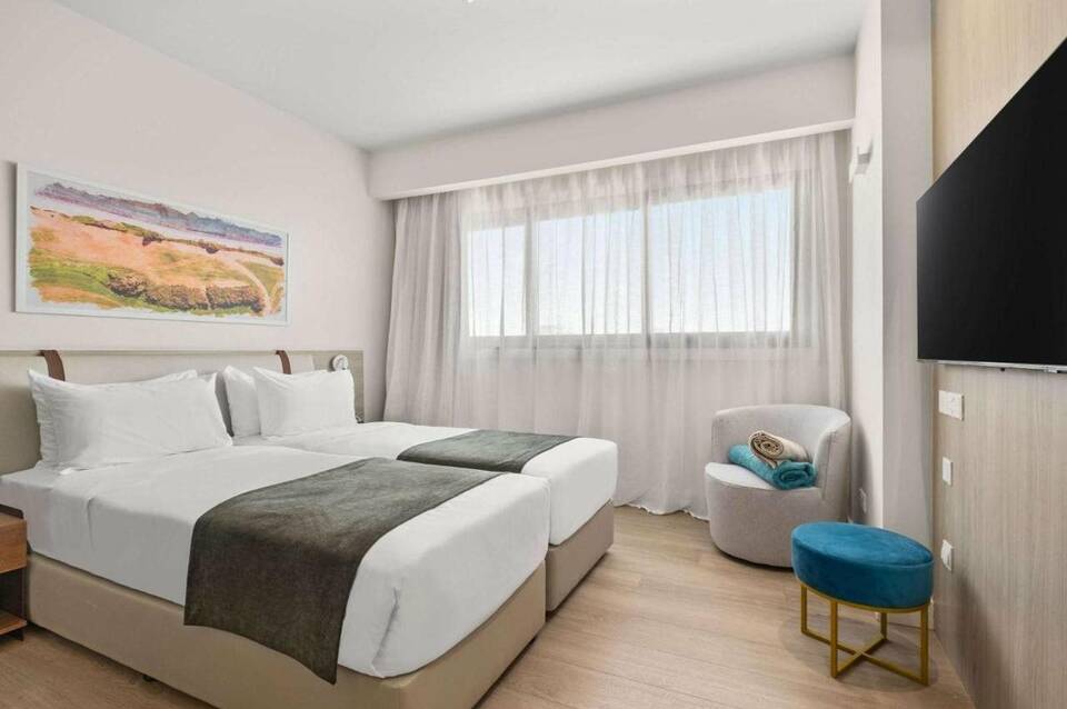 Mercure Larnaca Finikoudes Beach 2