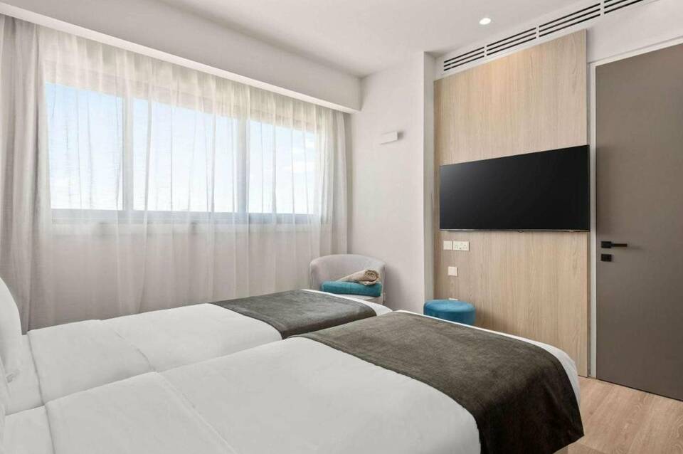 Mercure Larnaca Finikoudes Beach 3