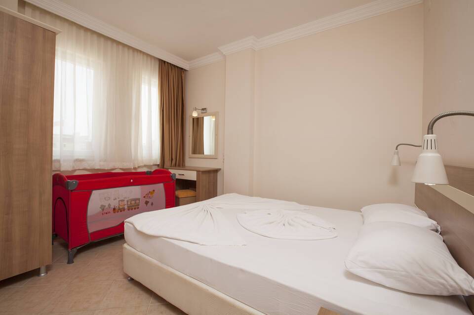 Catty Cats Garden Hotel 2