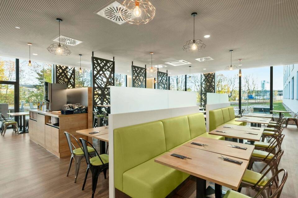 Super 8 by Wyndham Munich City North 1