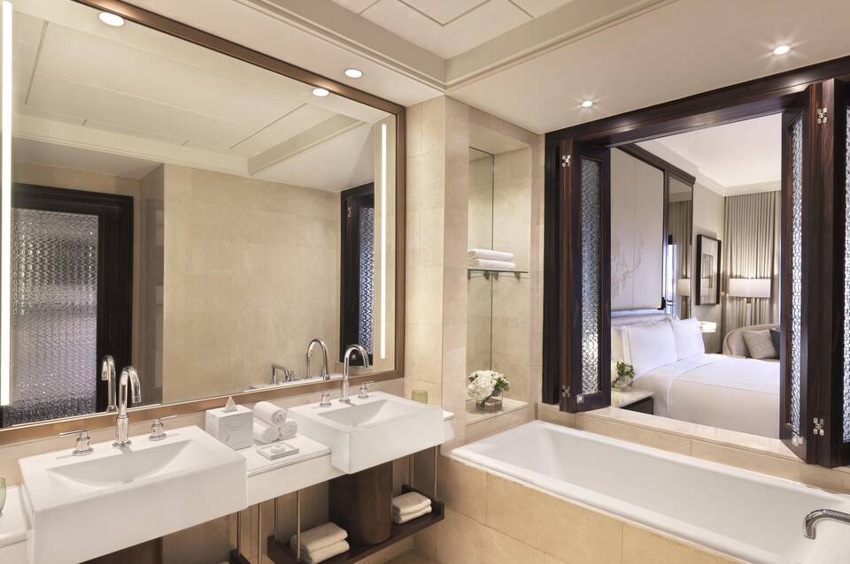 The Ritz-Carlton Abu Dhabi Grand Canal 4