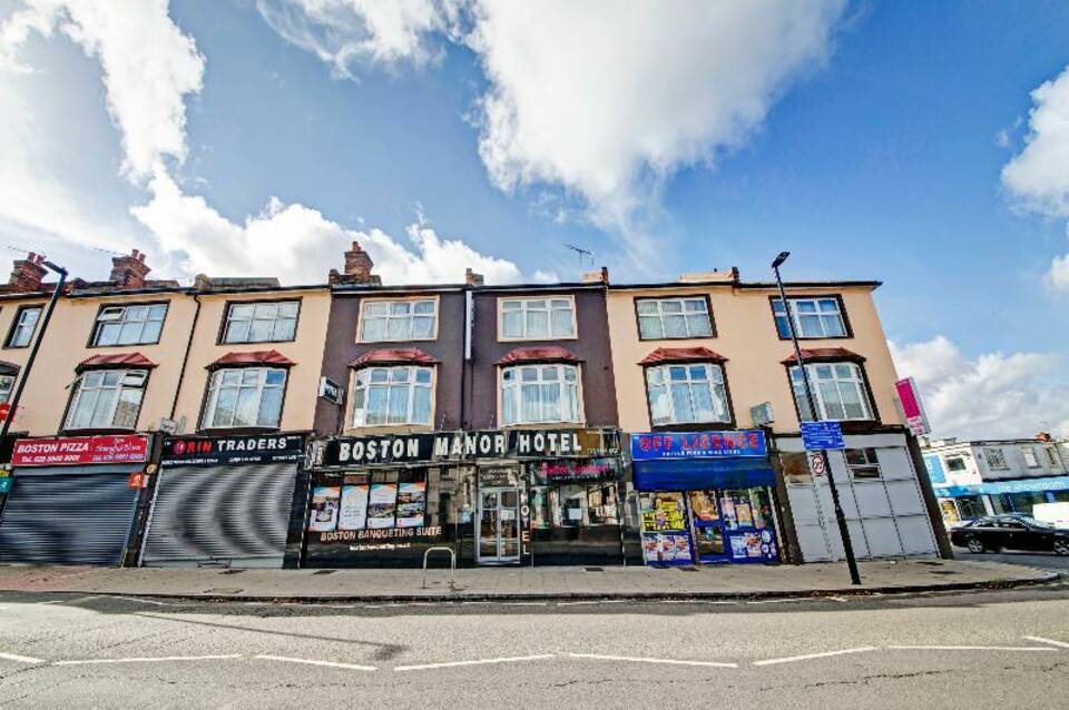 OYO Bostons Manor Hotel, Hanwell London 1