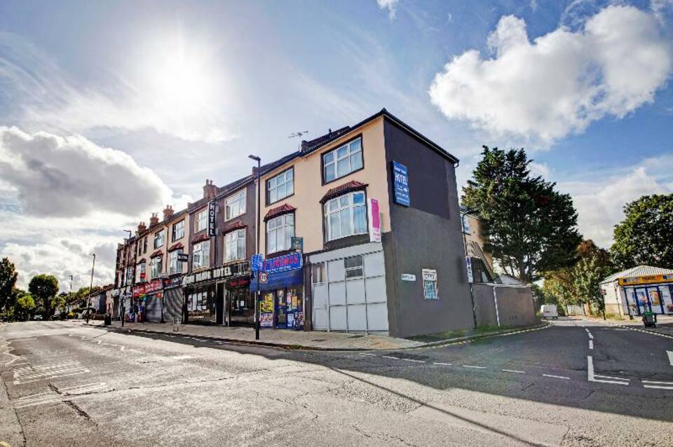 OYO Bostons Manor Hotel, Hanwell London 4