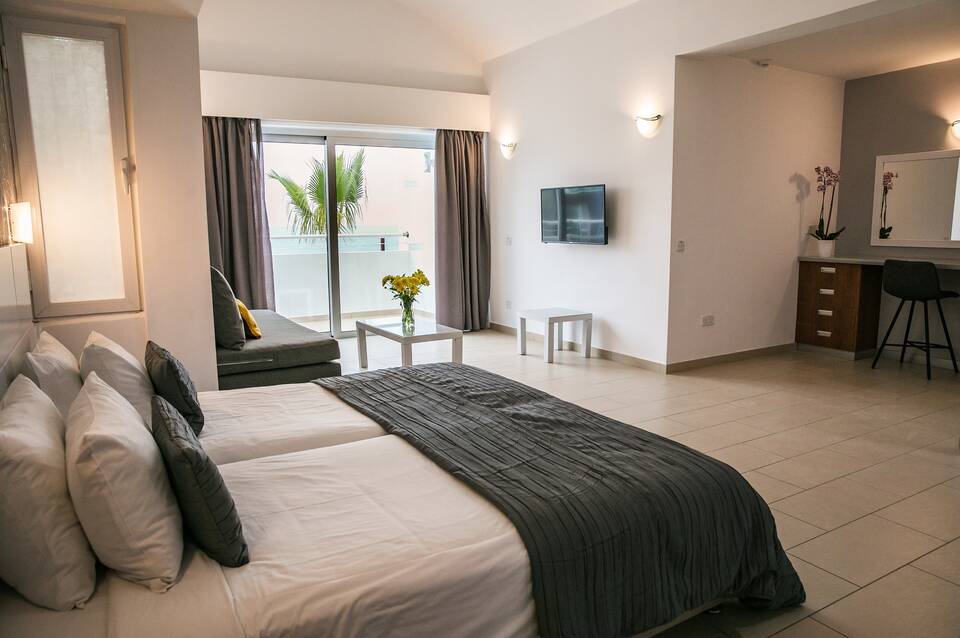 Theo Sunset Bay Hotel 1