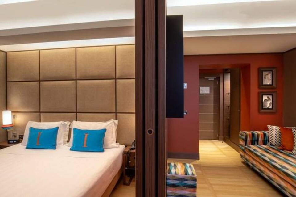 The Independent Hotel 5