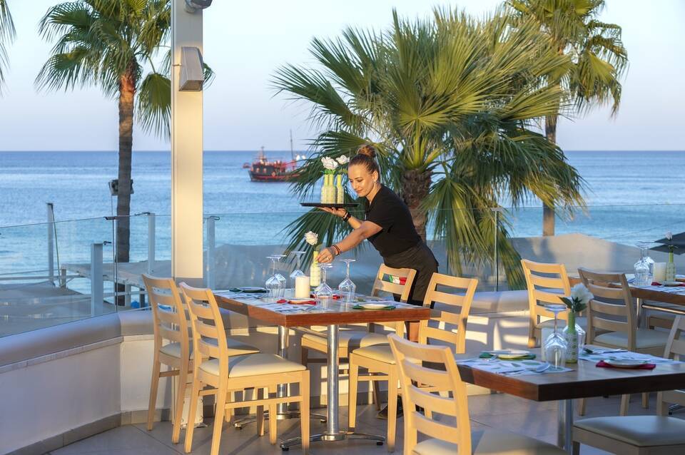 Vrissaki Beach Hotel 1