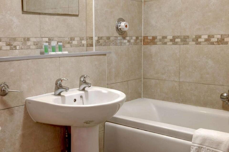 Sure Hotel by Best Western Reading 5