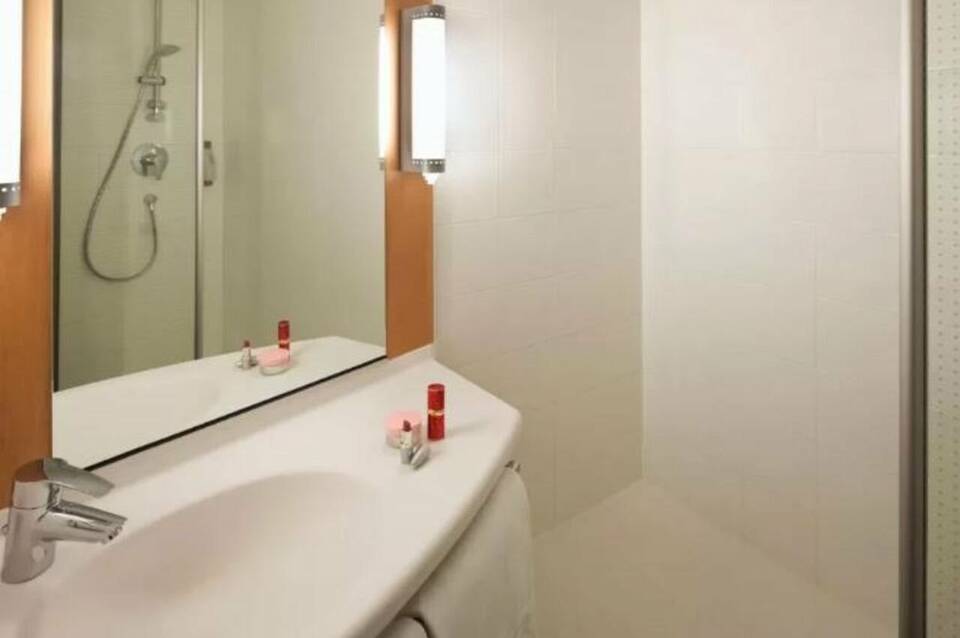 ibis Barcelona Santa Coloma 5