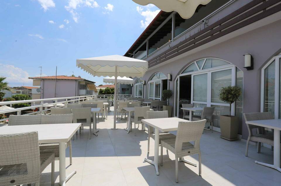 Tropical Hotel 2