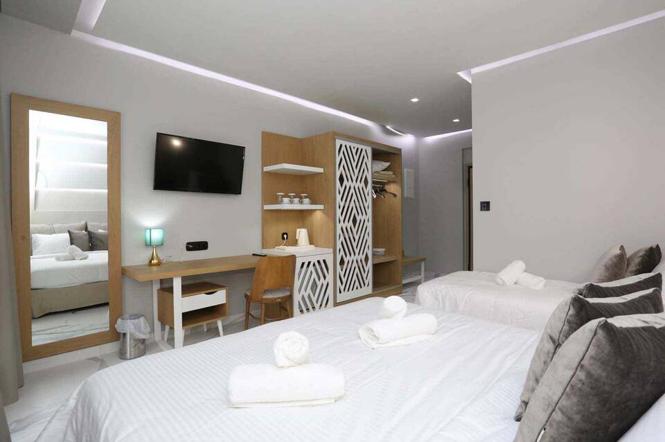 Tropical Hotel 3