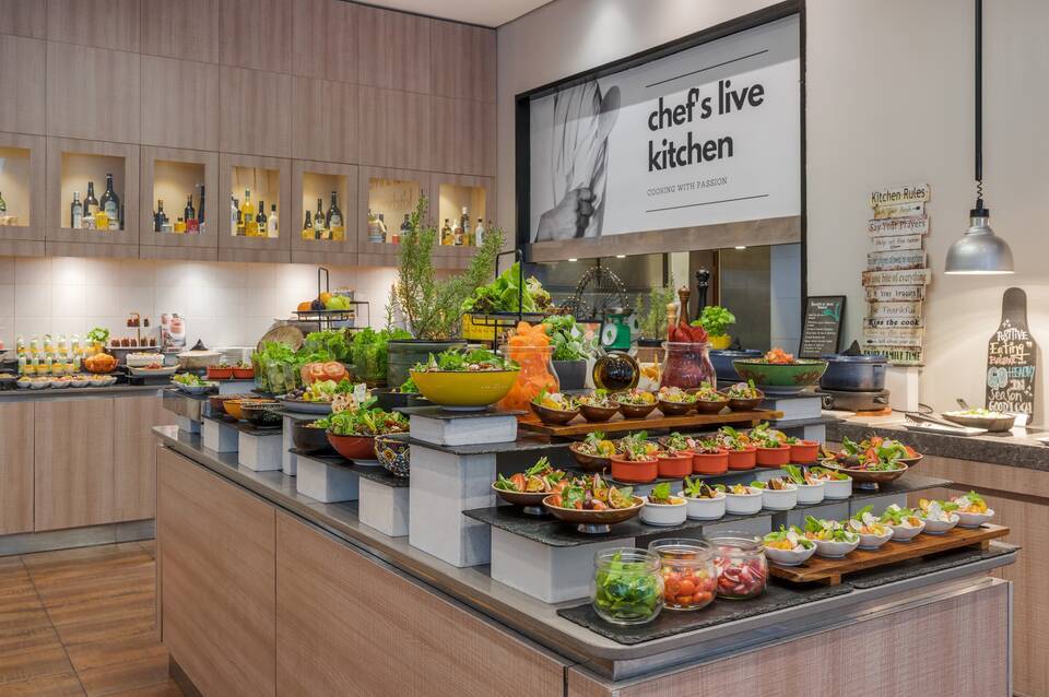 Mövenpick Hotel & Apartments Bur Dubai 2