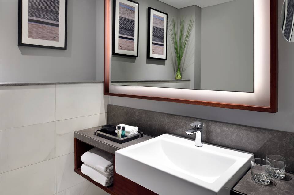 Mövenpick Hotel & Apartments Bur Dubai 3
