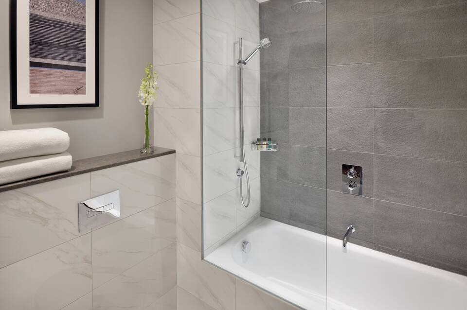 Mövenpick Hotel & Apartments Bur Dubai 4