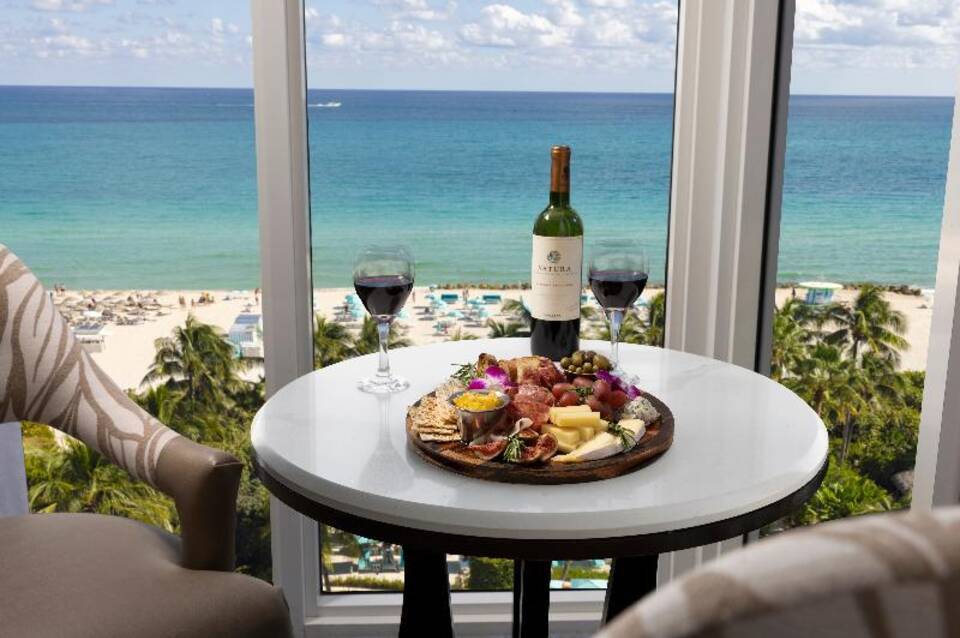 The Palms Hotel & Spa 4